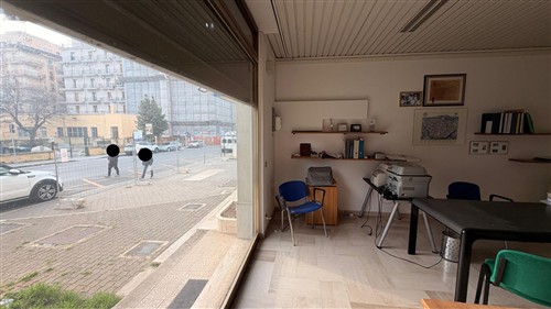 Locale Angolare, Ottima Visibilit&agrave;, 2 vetrine, Ideale Come Studio.